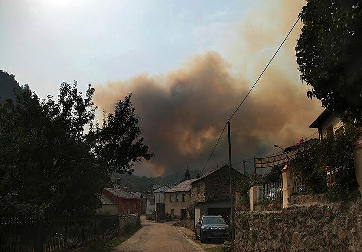 La pequeña localidad de Fasgar se encuentra amenazada por un incendio forestal.