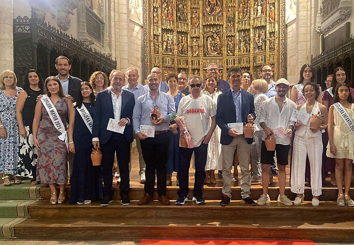 Los premiados y representantes del certamen y del Ayuntamiento posan en la iglesia de la Asunción de Dueñas.