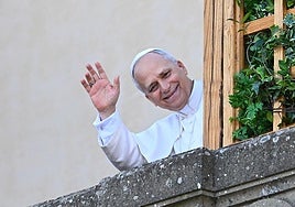 El Papa León XIV saluda desde el balcón.