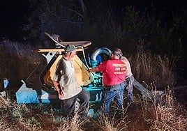 Vecinos y Protección Civil trabajan en Robledo de la Valduerna.