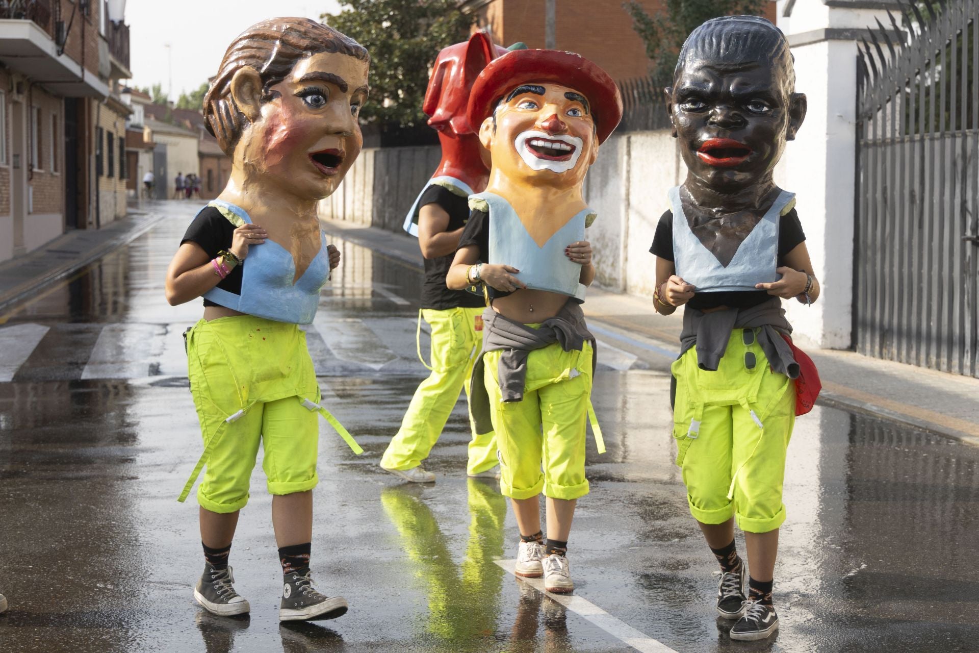 Pasacalles y chocolatada en las fiestas de Viana de Cega