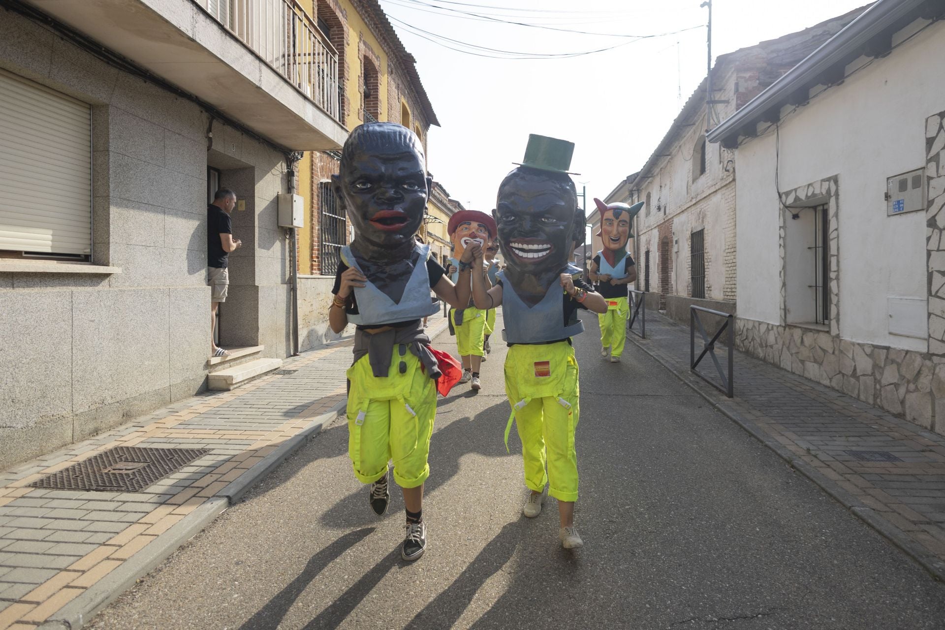 Pasacalles y chocolatada en las fiestas de Viana de Cega