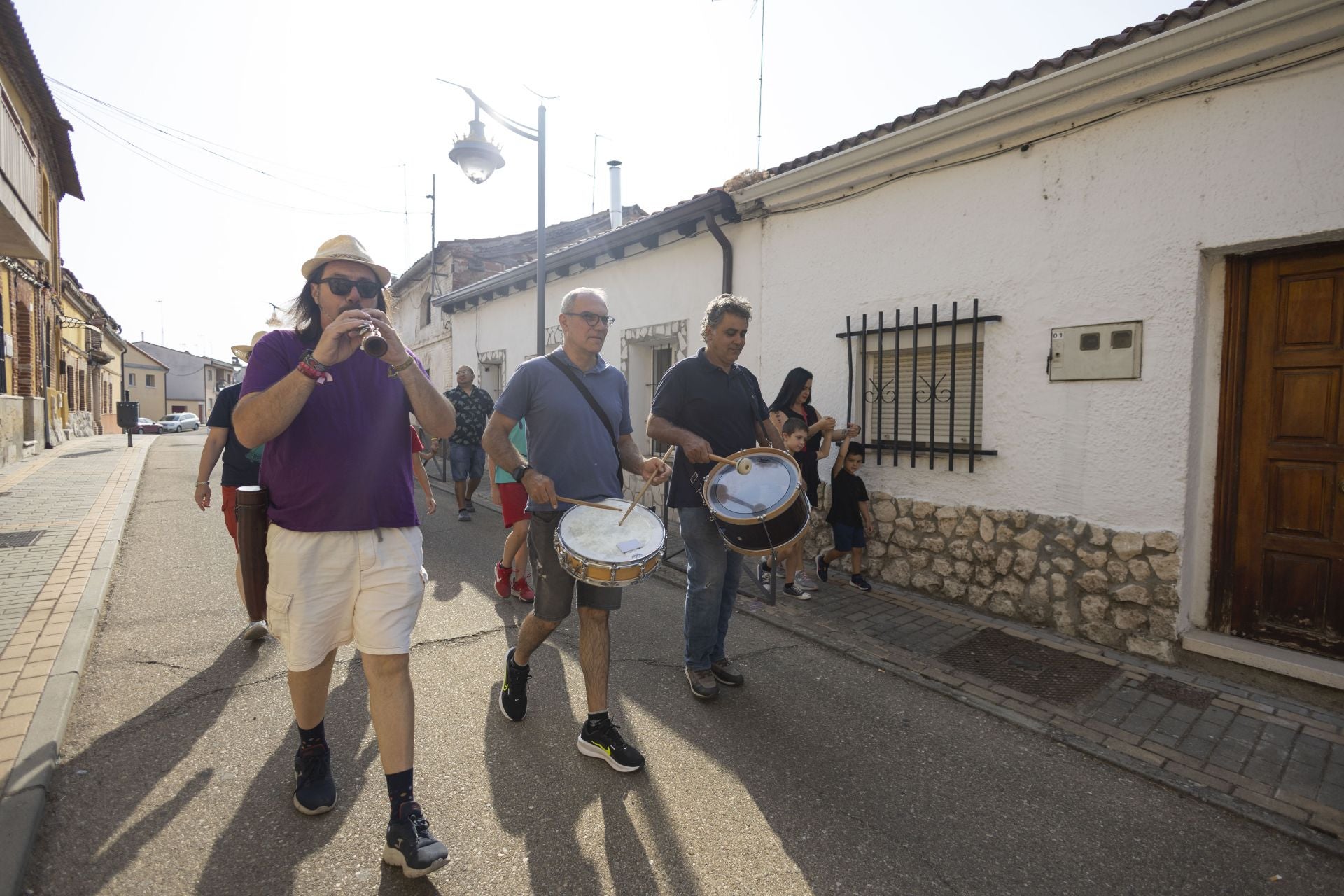 Pasacalles y chocolatada en las fiestas de Viana de Cega
