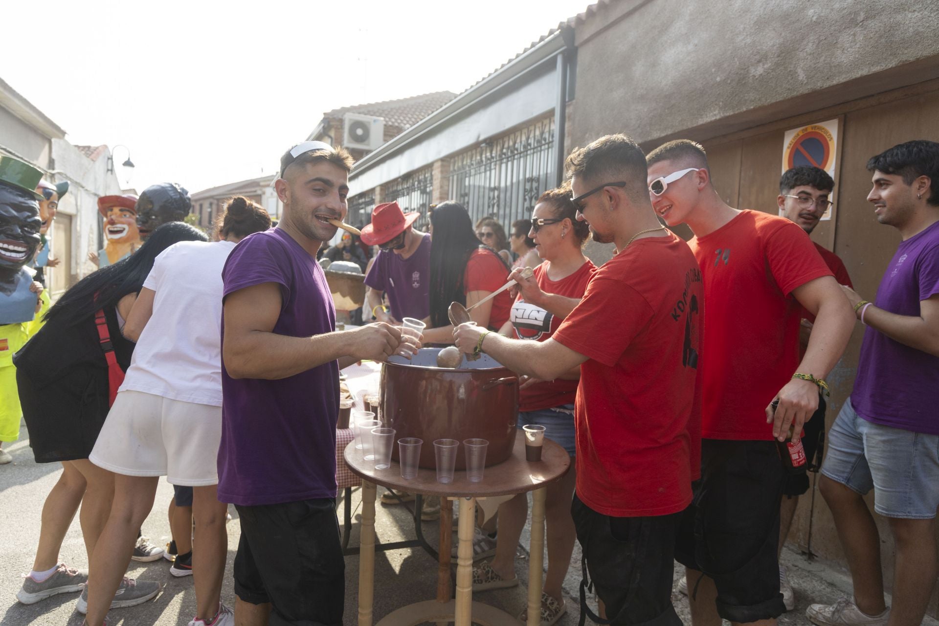 Pasacalles y chocolatada en las fiestas de Viana de Cega