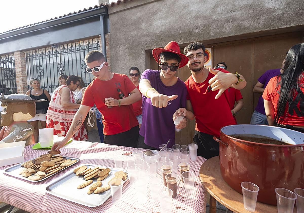 Pasacalles y chocolatada en las fiestas de Viana de Cega