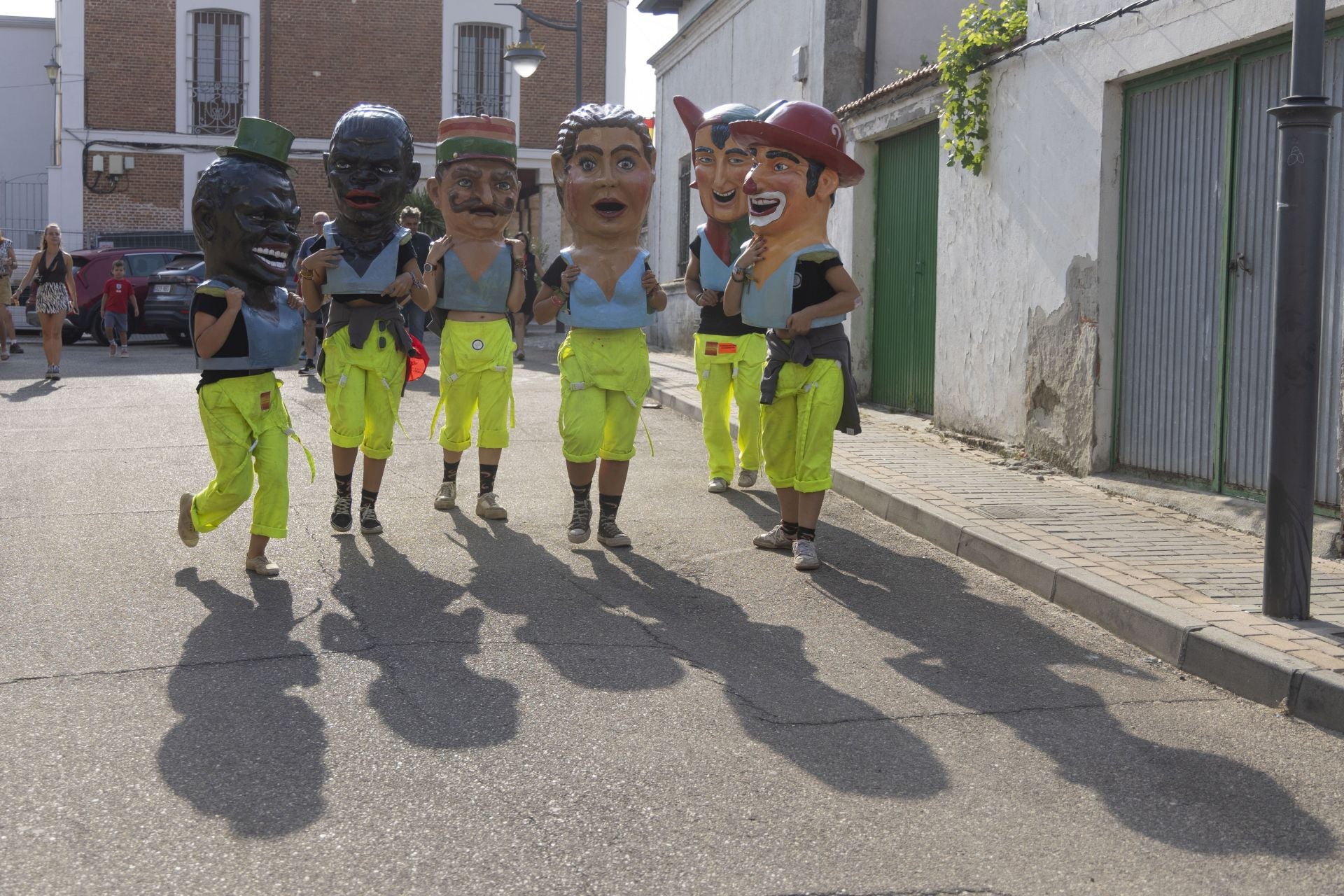 Pasacalles y chocolatada en las fiestas de Viana de Cega
