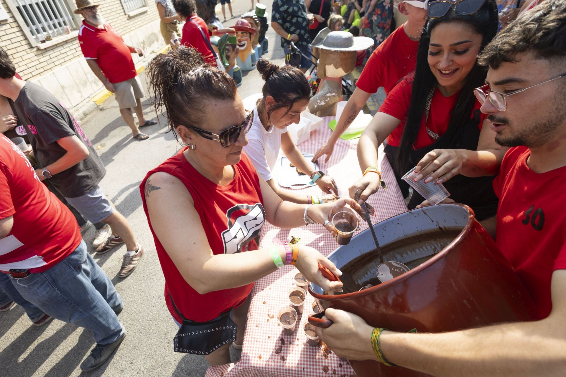 Pasacalles y chocolatada en las fiestas de Viana de Cega