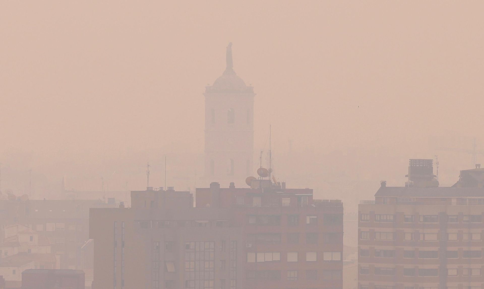 Las imágenes del humo en Valladolid, en alerta por contaminación de los incendios