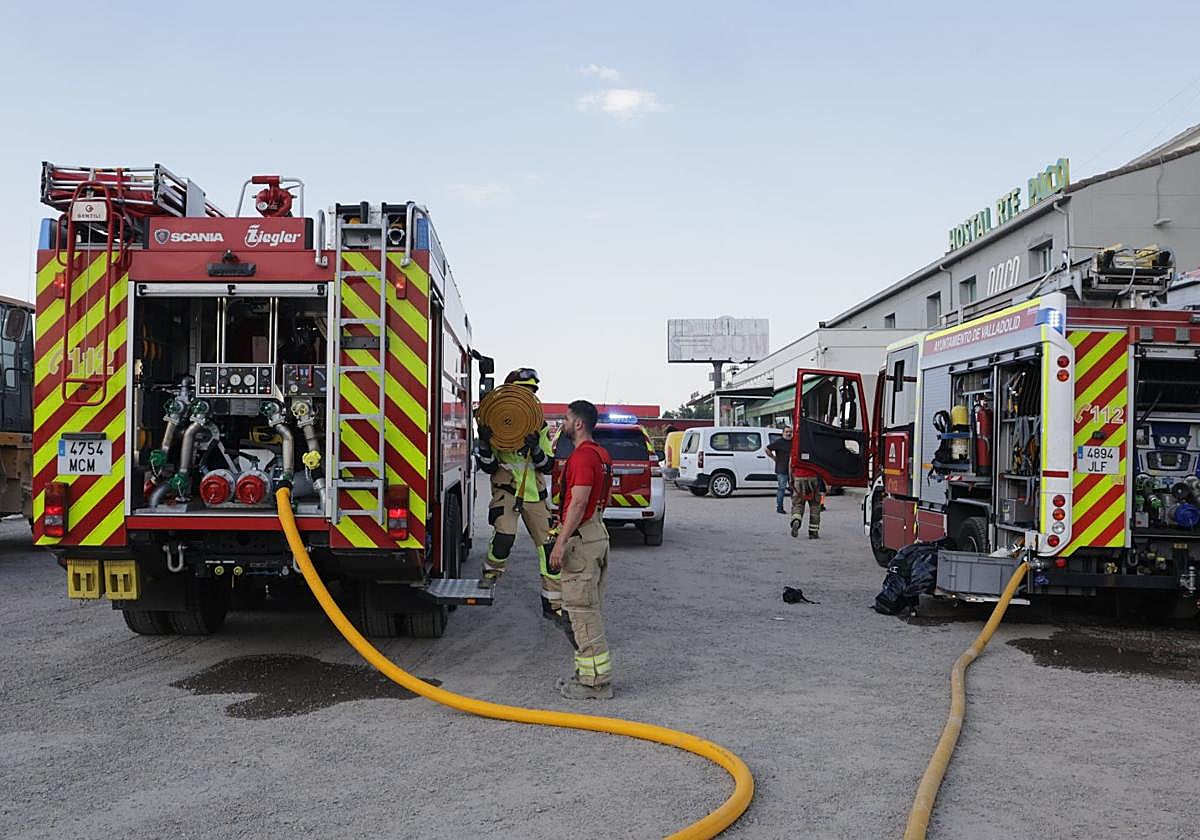 Bomberos de Valladolid durante una actuación, en imagen de archivo.