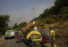 Cuadrillas de extinción en el incendio de Yeres-Llamas, donde falleció un bombero.