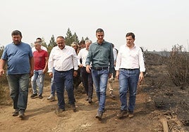 El presidente del Gobierno, Pedro Sánchez, en una visita a Villablino (León), ayer domingo.