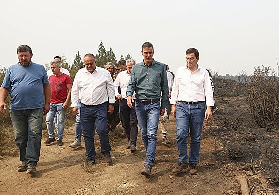 El presidente del Gobierno, Pedro Sánchez, en una visita a Villablino (León), ayer domingo.