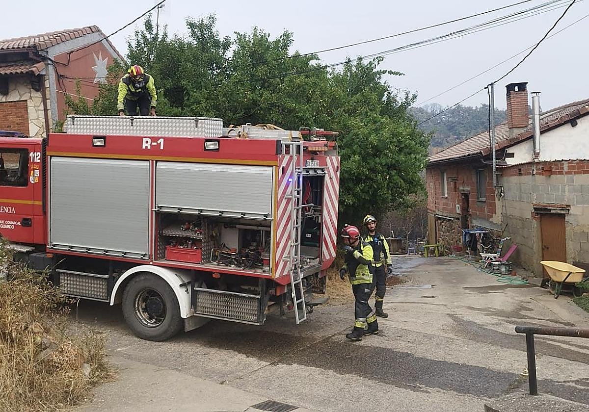 Bomberos de la Diputación de Palencia trabajan en San Pedro de Cansoles para estabilizar las edificaciones tras el fuego.