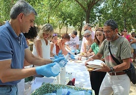 Los asistentes recogen el aperitivo preparado para la fiesta, celebrada en el Depósito.