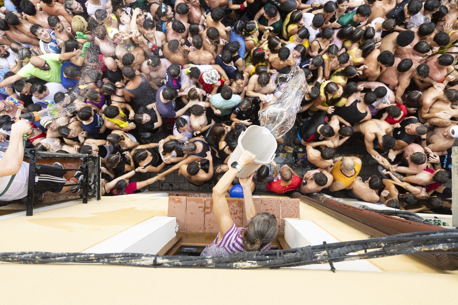 ¿Qué municipio es famoso por llenar de agua a la multitud que canta una pegadiza frase?