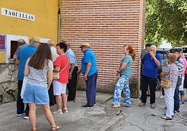 Colas en las taquillas de la plaza de toros, ayer.