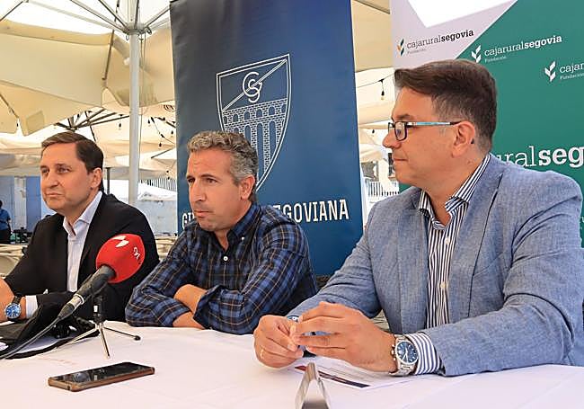 Agustín Cuenca, presidente de la Gimnástica Segoviana, durante la presentación de la nueva segunda camiseta del primer equipo.
