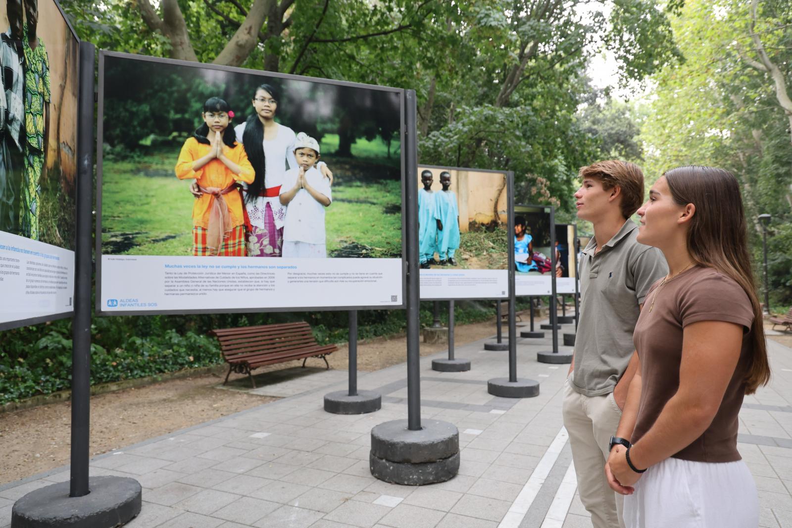 Los mellizos Matilda y Martín Toca Altés observan la exposición 'Junto sporque somos hermanos'.