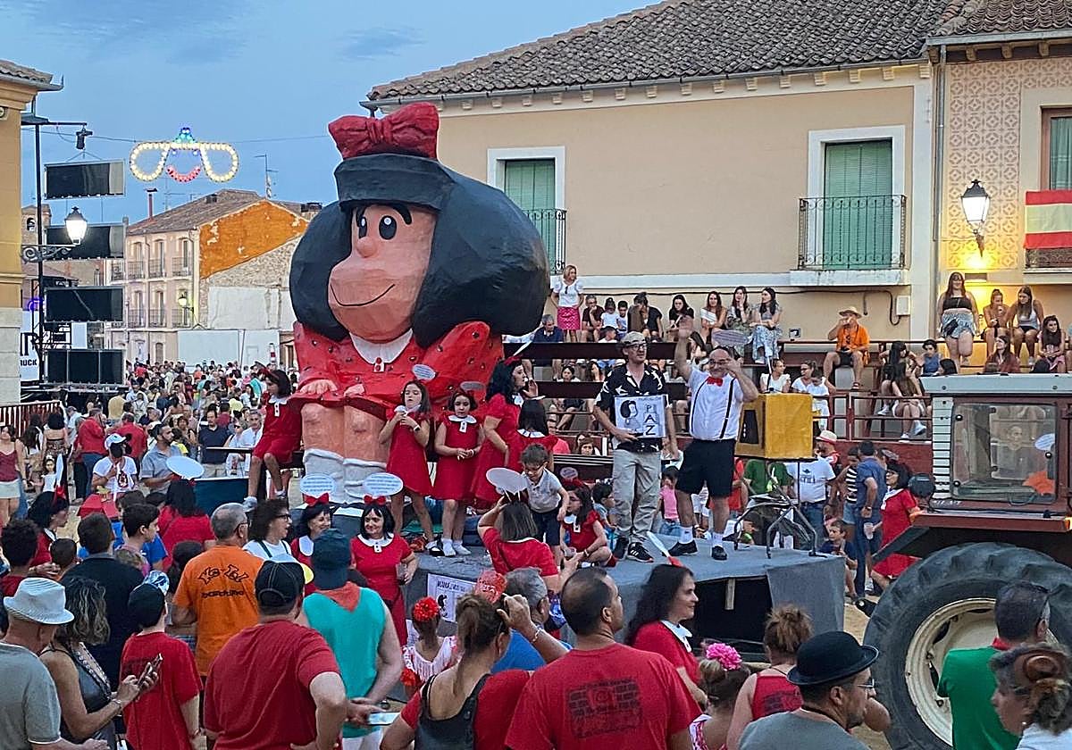 Desfile de carrozas en las fiestas de Fuentepelayo.