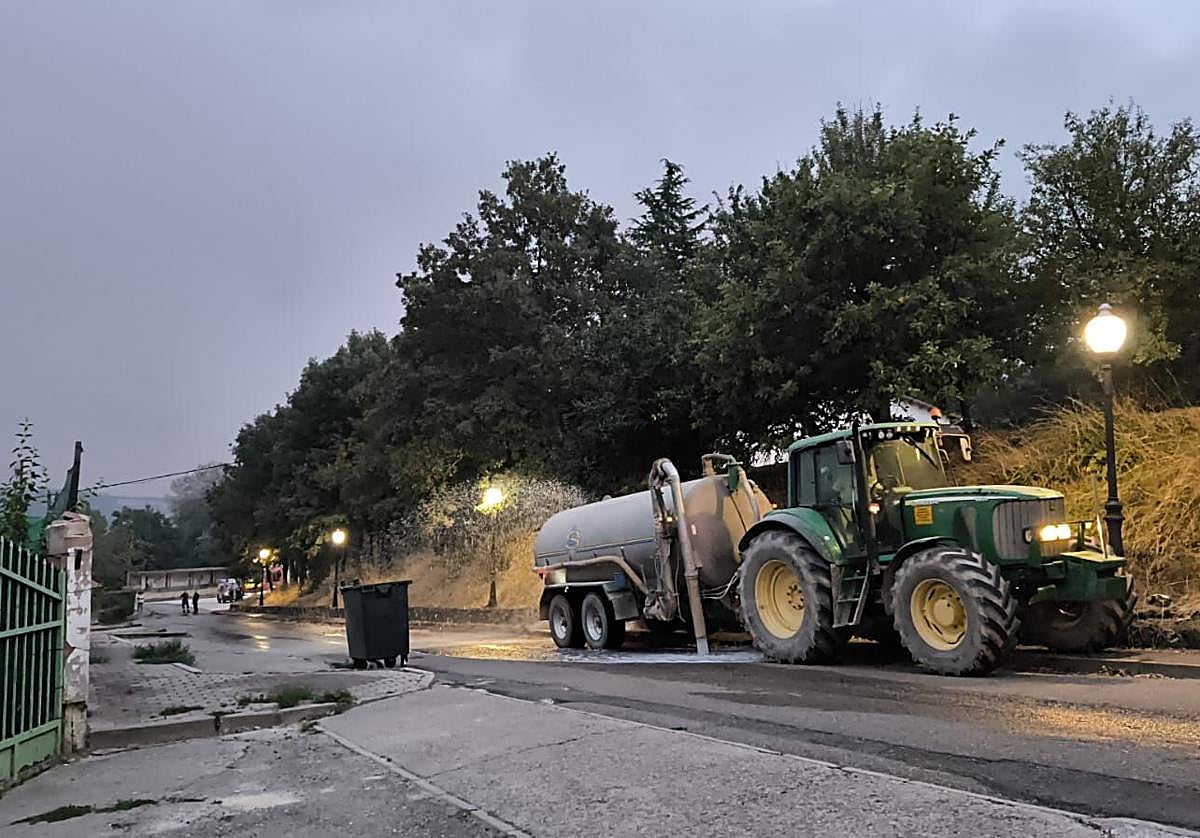 El fuego llega al pinar de Mantinos y Guardo trabaja para protegerse
