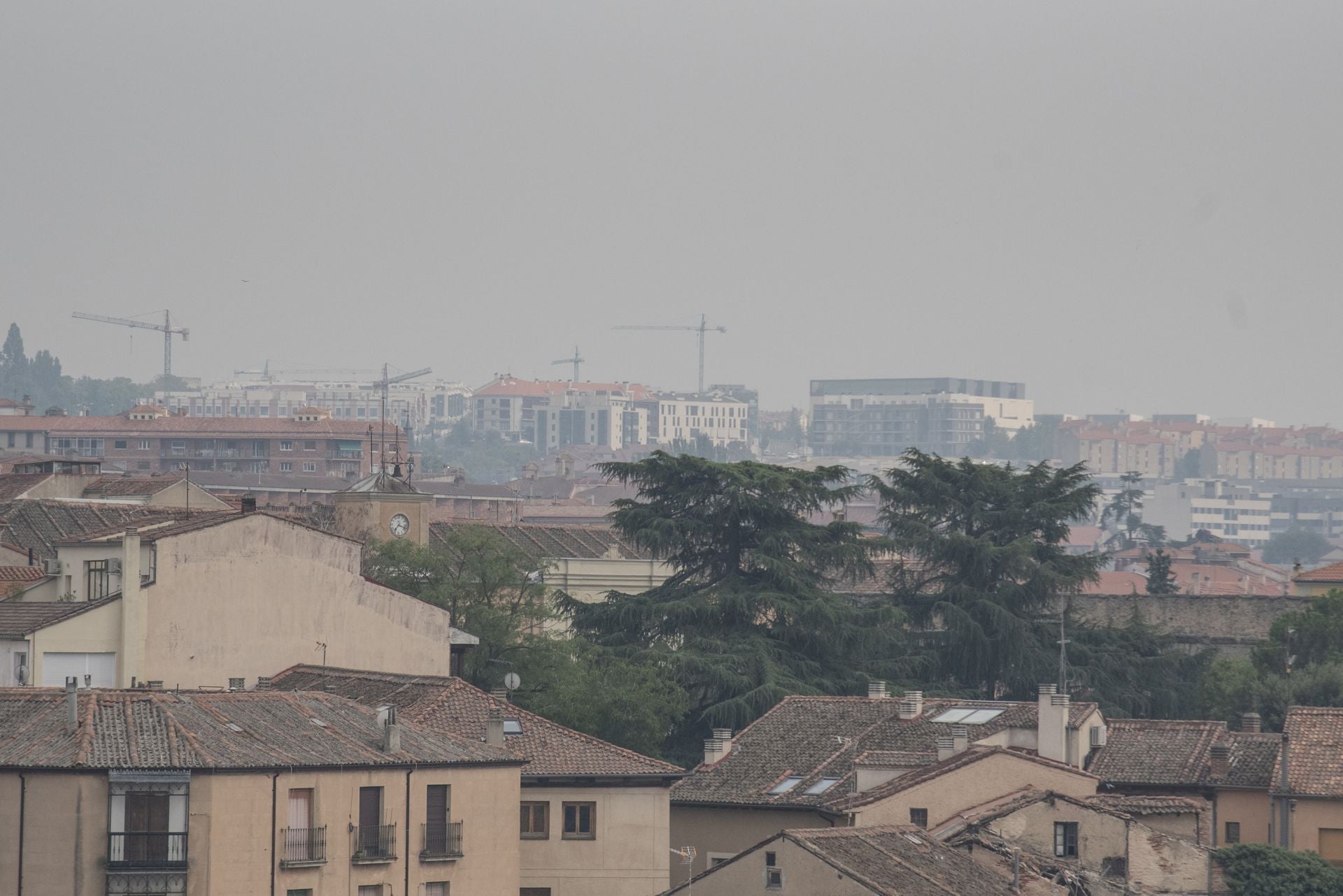 Niebla de humo en Segovia