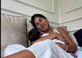 Isa Pantoja con su hijo Cairo en brazos.