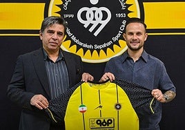 Mohammad Reza Saket, presidente del Sepahan, posa junto a Iván Sánchez.