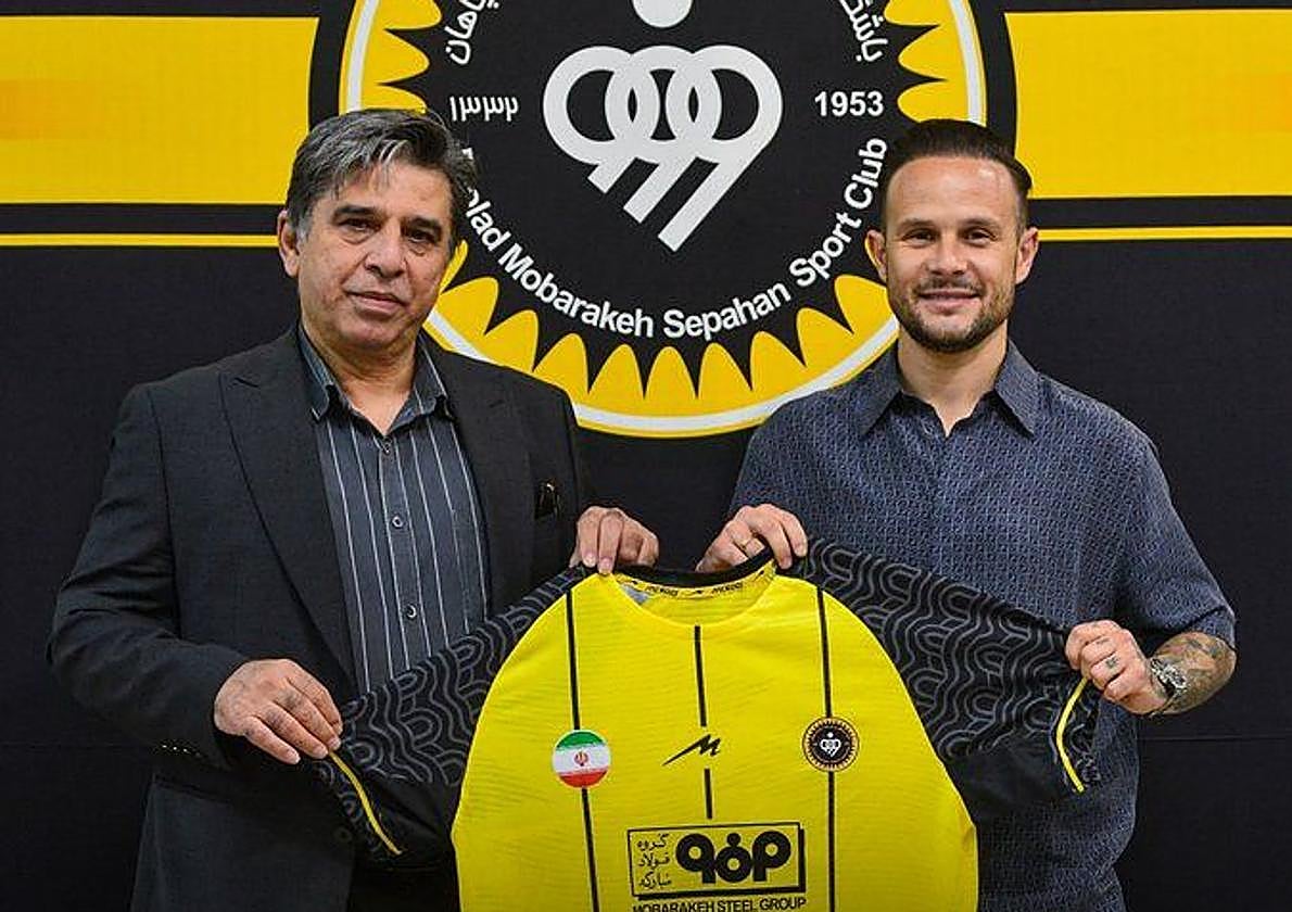 Mohammad Reza Saket, presidente del Sepahan, posa junto a Iván Sánchez.