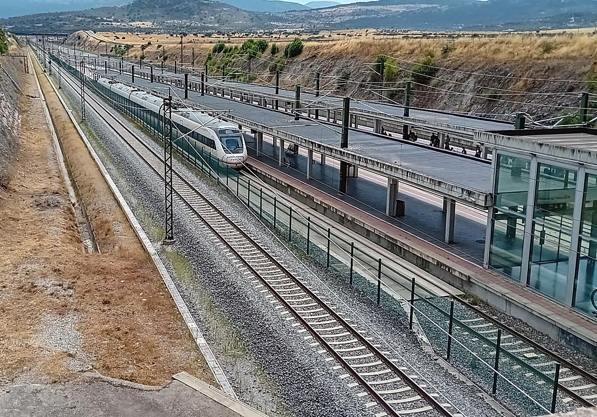 Un tren de alta velocidad a su paso por una de las vías de Segovia-Guiomar.