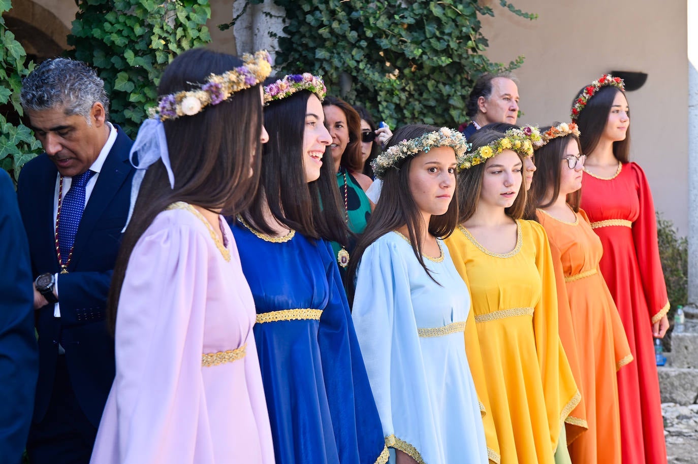 ¿En qué localidad se buscan siete jóvenes vestidas con trajes medievales con los colores del arco iris mientras se bailan danzas?
