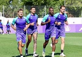 Sylla, en el centro, junto a los otros delanteros, Delgado, Marcos André y Latasa.