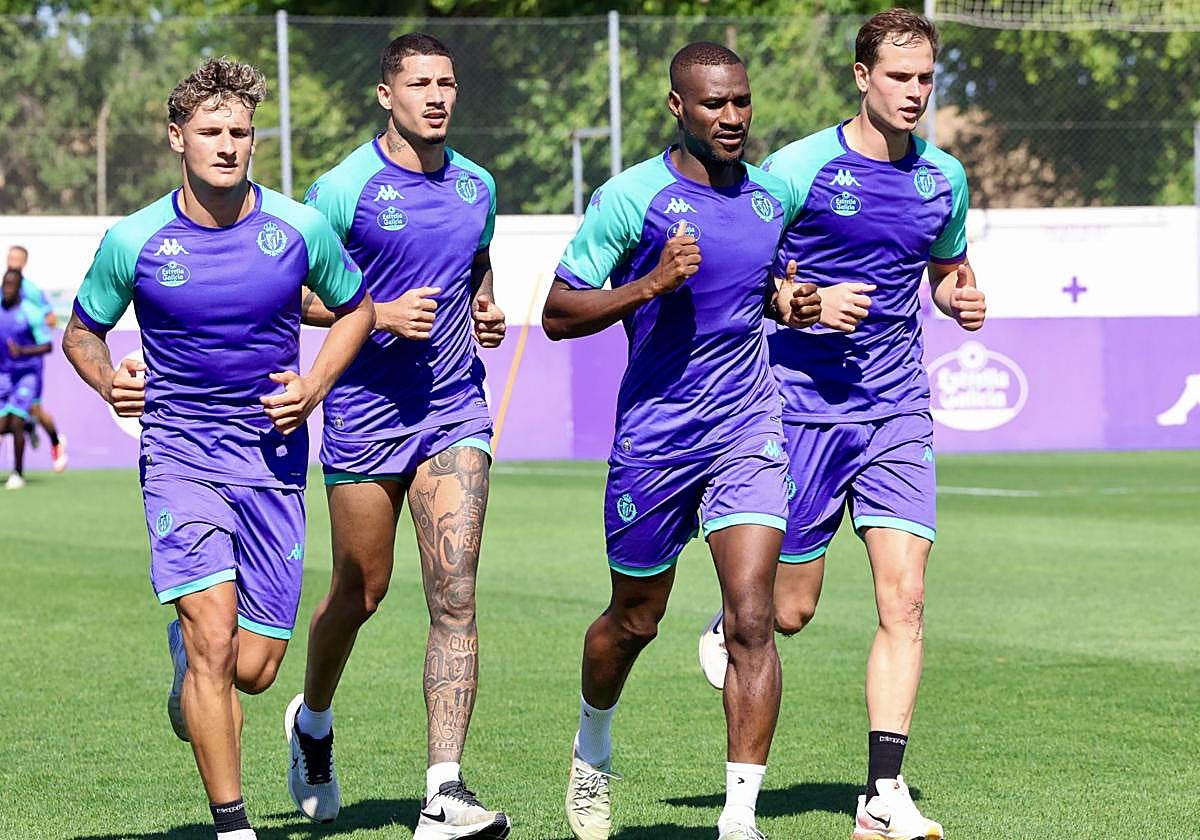 Sylla, en el centro, junto a los otros delanteros, Delgado, Marcos André y Latasa.