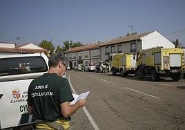 Equipos de bomberos forestales en Villamontán de Valduerna.