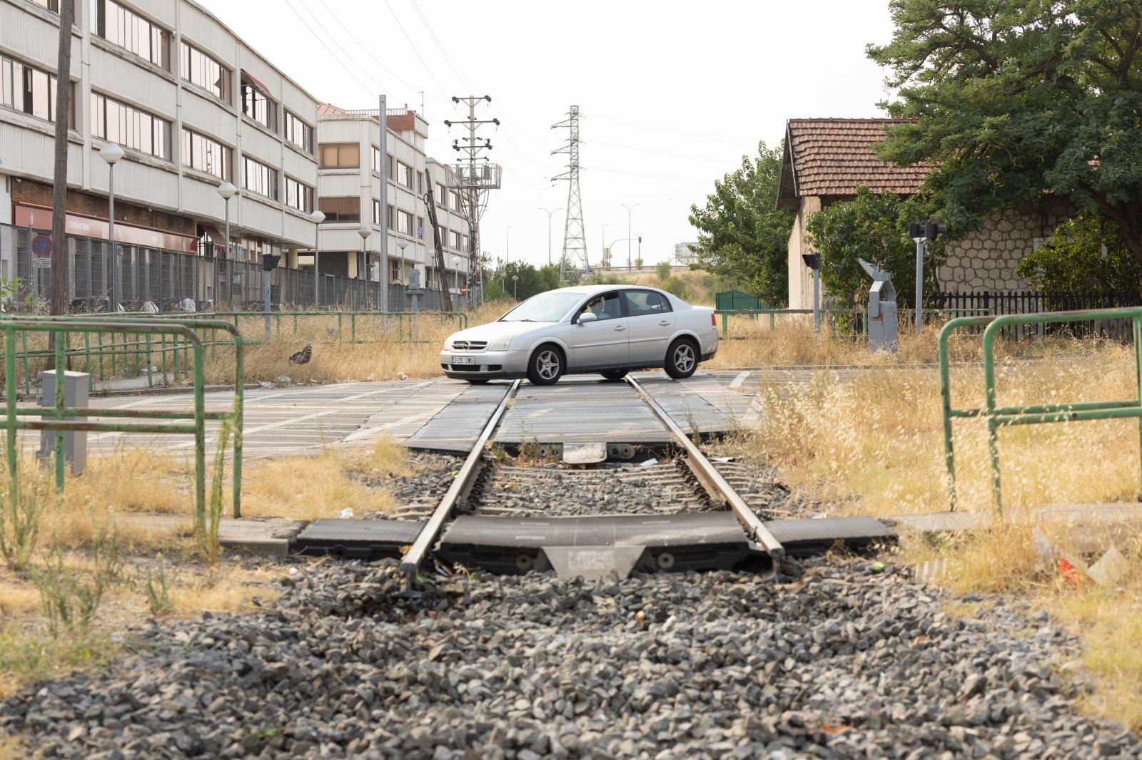 La vía de Ariza, a su paso por el paso a nivel del polígono de Argales.