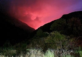 El fuego se refleja en el cielo sobre Mazobre.