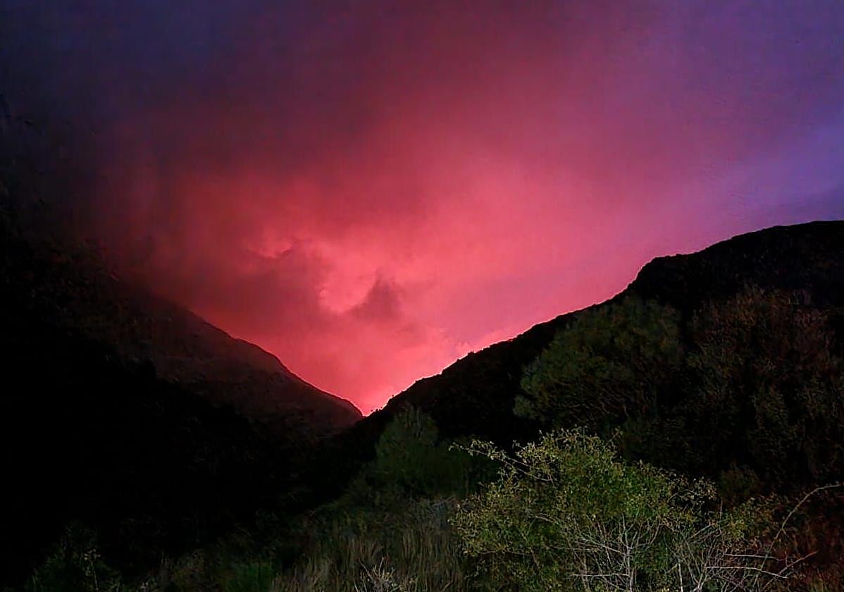 El fuego se refleja en el cielo sobre Mazobre.