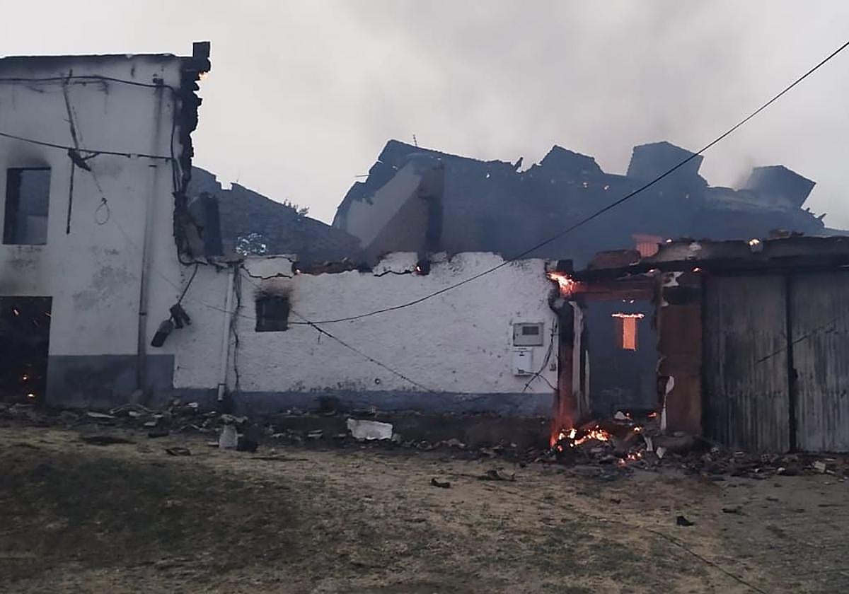 Casas de San Pedro de Cansoles devastadas por el incendio.