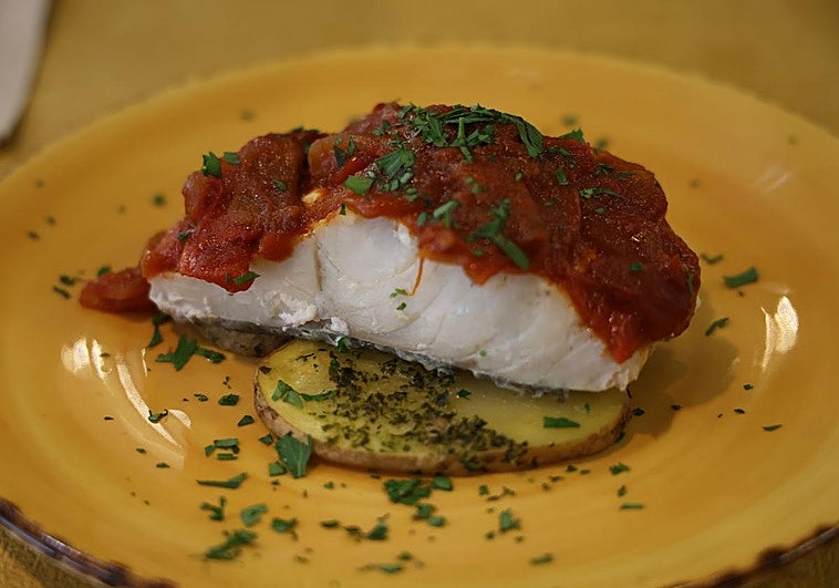 Segundo plato del menú, bacalao a la riojana.