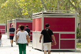 Las casetas de la Feria de Día de Valladolid en proceso de montaje en la Acera Recoletos.