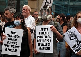 Leoneses durante la concentración del lunes para exigir el nivel 3 de emergencia.