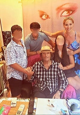 Amador Mohedano, junto a su hija Rosario y su familia.