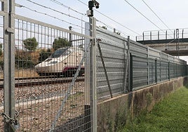 Pantallas instaladas junto a la vía en la zona de la avenida de Madrid.
