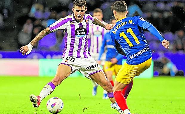 Juric sale al corte en el Real Valladolid-Andorra jugado en octubre de 2023.
