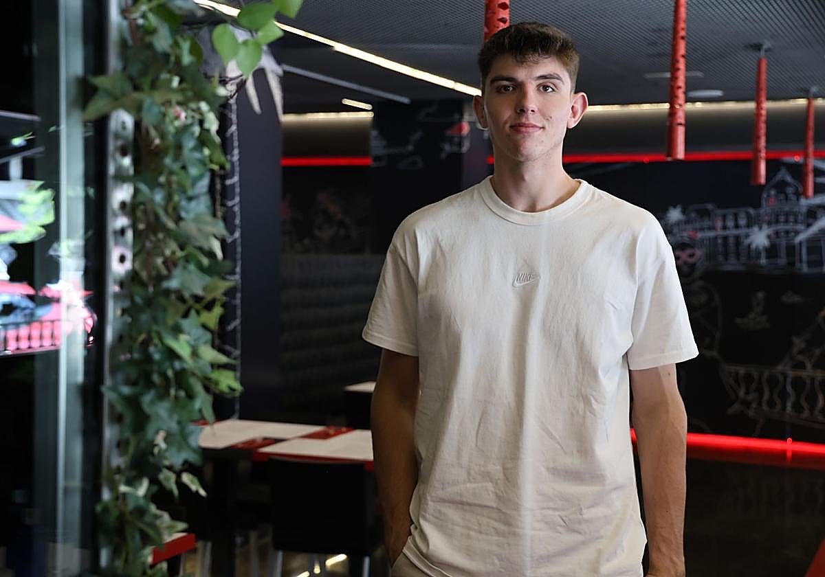 El jugador de baloncesto Sergio de Larrea en el restaurante Niza.