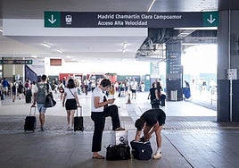 Viajeros en la estación de Madrid Chamartín.