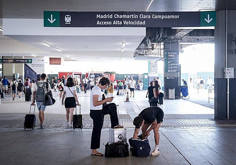 Viajeros en la estación de Madrid Chamartín.