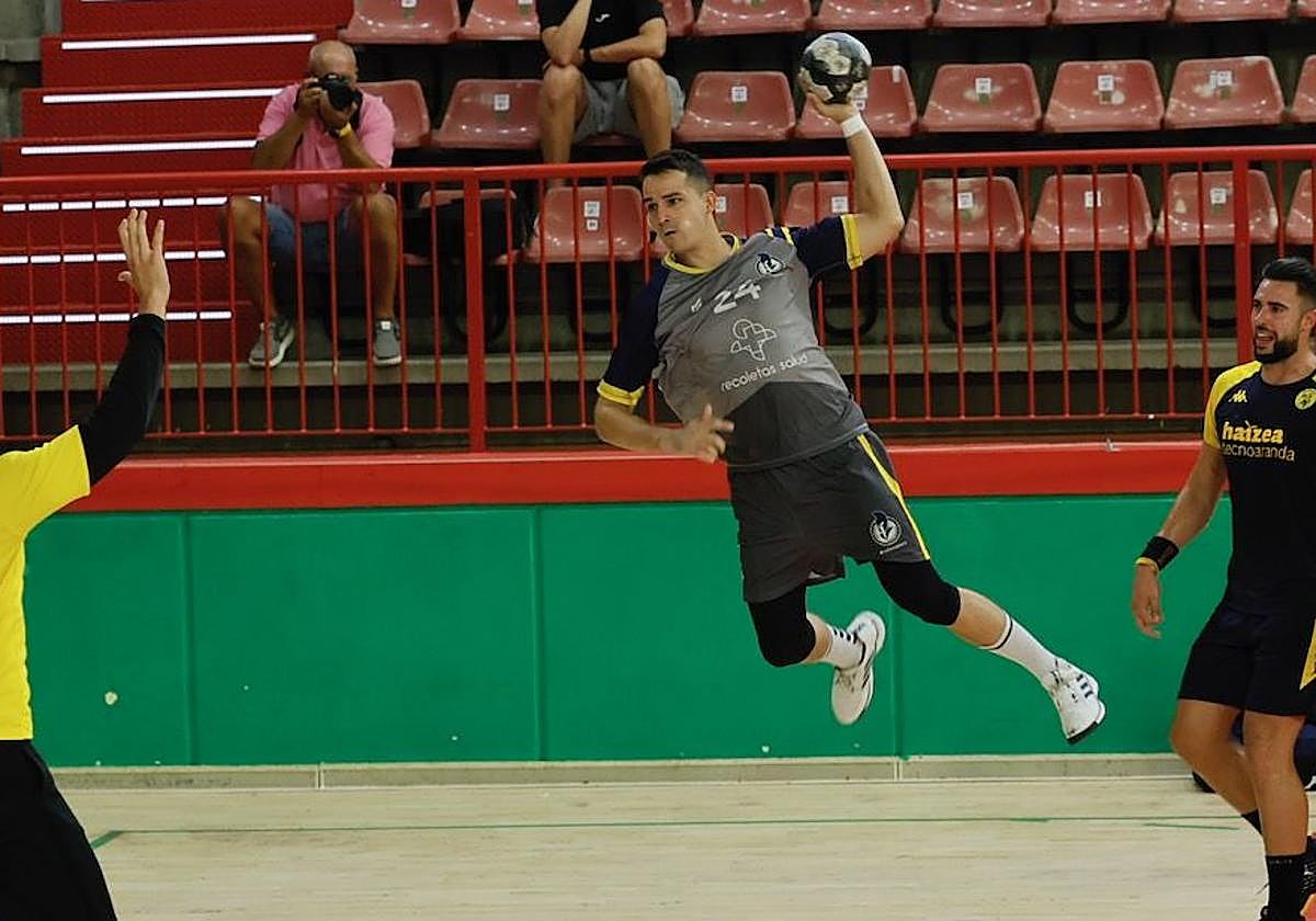 Jorge Serrano en el amistoso ante Aranda en Torrelavega.