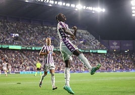 Amath celebra uno de sus goles, con Biuk a su espalda.