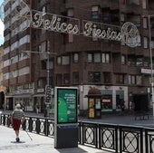 Cartel de felicitación de fiestas al principio de la Calle Mayor.