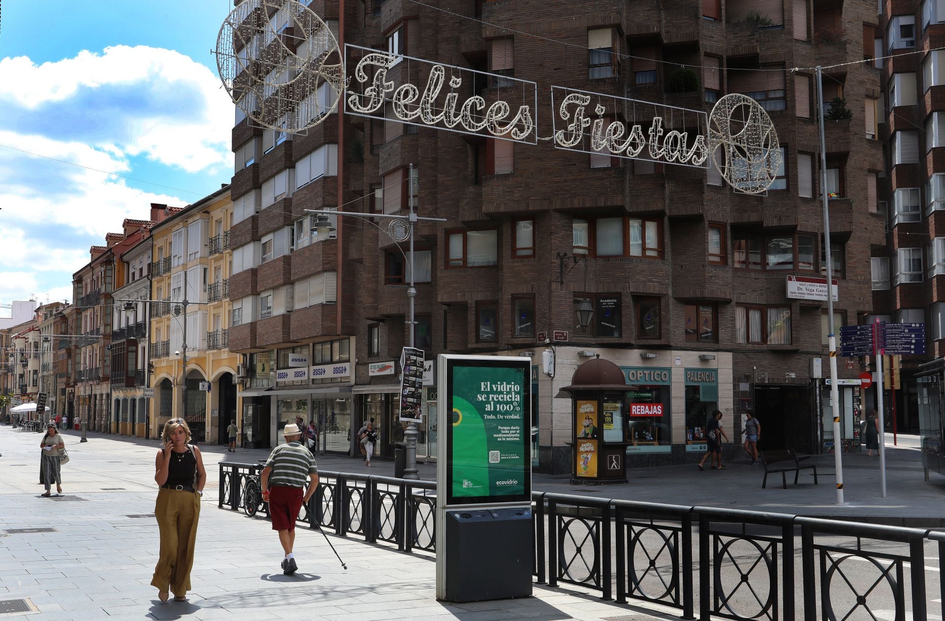 Cartel de felicitación de fiestas al principio de la Calle Mayor.